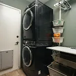 Beautiful Spacious 3 Bedroom House Tesla Connect