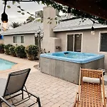 Beautiful Spacious 3 Bedroom House Tesla Connect