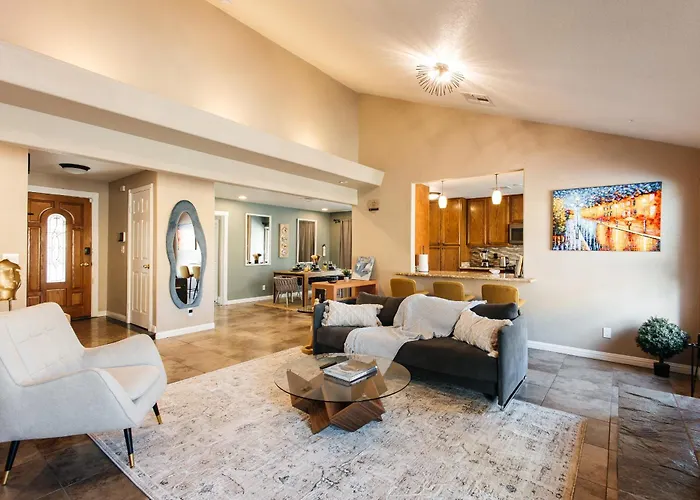 Beautiful Spacious 3 Bedroom House Tesla Connect