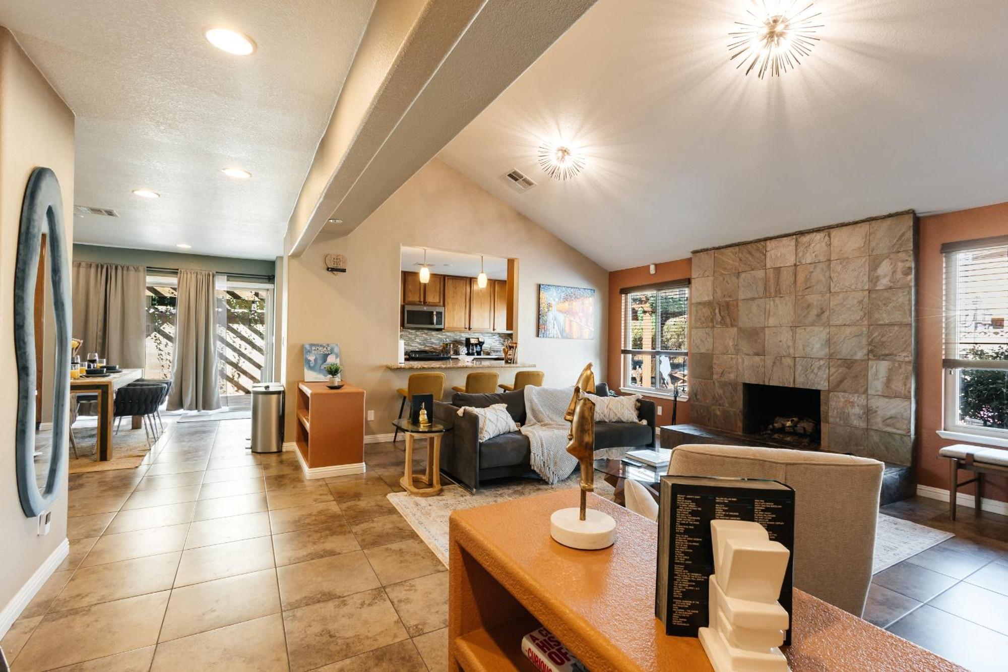 Beautiful Spacious 3 Bedroom House Tesla Connect *