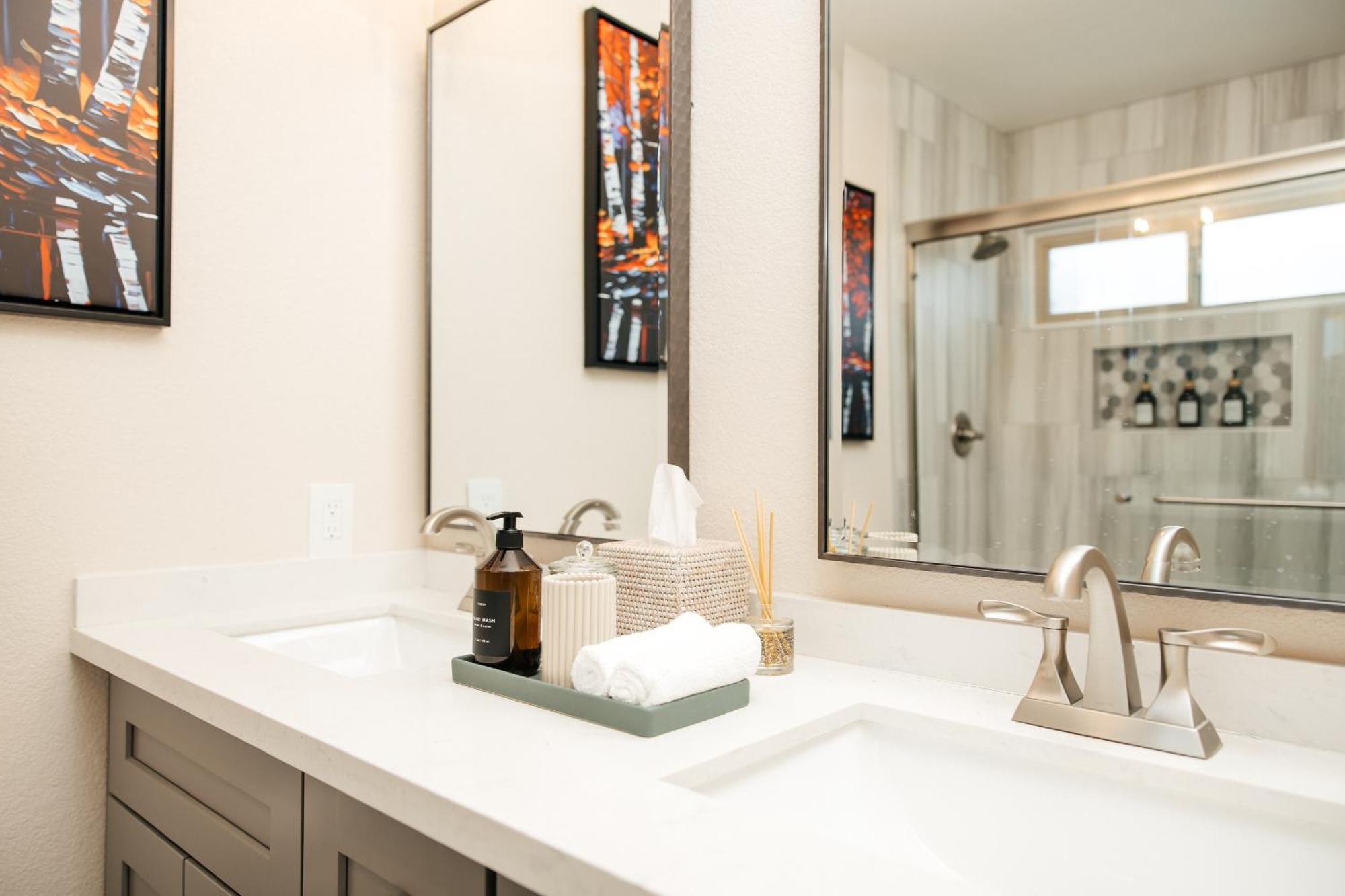 Beautiful Spacious 3 Bedroom House Tesla Connect Las Vegas