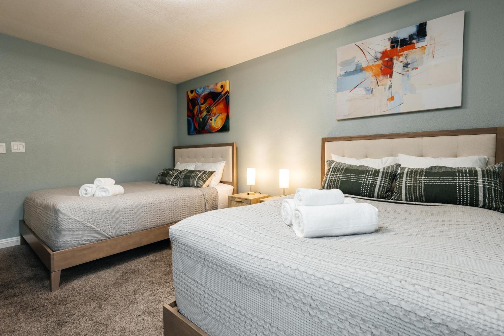 Beautiful Spacious 3 Bedroom House Tesla Connect