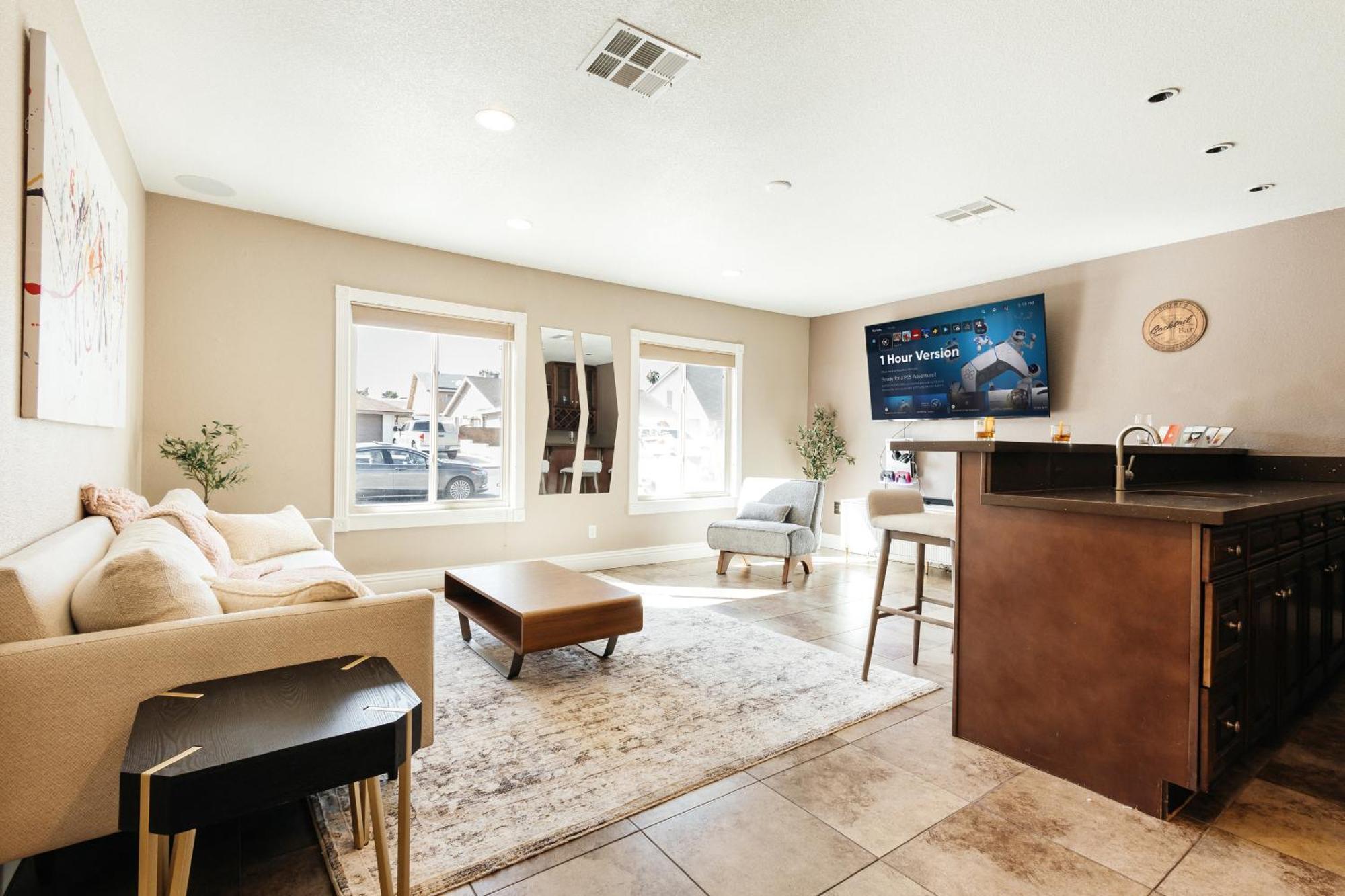 Beautiful Spacious 3 Bedroom House Tesla Connect
